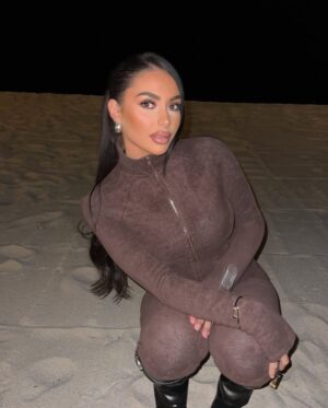 Ambre Abadia Instagram - 🤎 

Ensemble @fashionnova 🔥 
Réf : Weekend Chill Terry Cloth Pant Set - Chocolate

#collaborationrémunérée
