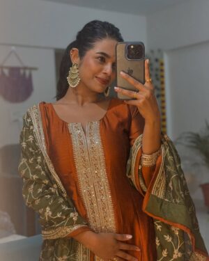 Amruta Dhongade Instagram - Happy Diwali from me to my love ones ♥️✨🪔
.
.
Pc - ✨
#amrutadhongade #amrutadhongadeofficial #dhongadeamruta #diwali2024 #amrutadhongadefc
