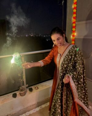 Amruta Dhongade Instagram - Happy Diwali from me to my love ones ♥️✨🪔
.
.
Pc - ✨
#amrutadhongade #amrutadhongadeofficial #dhongadeamruta #diwali2024 #amrutadhongadefc
