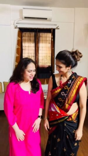 Amruta Subhash Instagram - अभिनेत्री अमृता सुभाष आणि गायिका बेला शेंडे यांनी केलेली ‘ऋतू वसंत’ गाण्याची खास हुक स्टेप नक्की पहा..!! ❤️🤩

#InCinemasNow

Link In Bio 🔗 

#SangeetManapmaan #jyotideshpande #jiostudios #10Jan2025