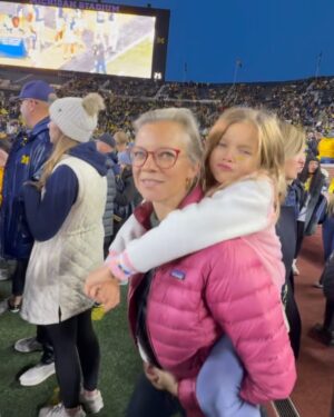 Amy Smart Instagram - Wow first time at the Big House!! Lucky to go on the field and feel that incredible energy of the stadium and the fans! #annarbor #michigan #collegefootball @carterooster