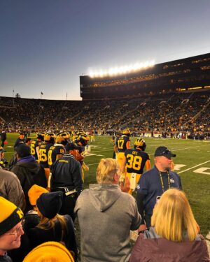 Amy Smart Instagram - Wow first time at the Big House!! Lucky to go on the field and feel that incredible energy of the stadium and the fans! #annarbor #michigan #collegefootball @carterooster