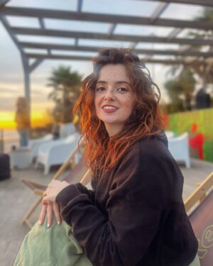 Ana Marta Contente Instagram - Tive o privilégio de crescer com o mar 
De aprender a com o horizonte meditar 
Mesmo antes de saber o que tal era 
Salvava-me aos poucos nesta espera

Encontrava-me nas ondas 
Na loucura das marés vivas 
Na abrasão das pedras redondas 
Mutuamente destrutivas 

Entre elas vão chocando 
Sem lutar contra a corrente 
Entre si se vão magoando 
Definhando eternamente 

Como que me avisando do que acontece aquando 
De no meio do turbilhão, no meio da emoção 
Empurrados pela dor, esquecemos o amor 
Não tentamos parar 
Deixamo-nos apenas levar 
Embatemos noutro ser 
Sem querer saber do seu sofrer
Sem sequer tentar curar 
As feridas por sarar

Vamos-nos aos poucos despedaçando
Só mais um grão de areia cirandando
Deixamos de ter identidade 
De conhecer felicidade 

E, apesar de tantos grãos de areia,
A solidão da praia, à noite, vazia
Depois de um dia inteiro cheia,
Torna qualquer luz sombria
