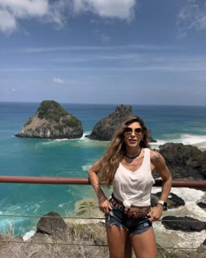 Ana Paula Minerato Instagram - Noronha nunca decepciona 
🐬☀️🌴🌈🌔🦎🐚🌊