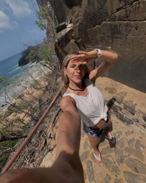 Ana Paula Minerato Instagram - Noronha nunca decepciona 
🐬☀️🌴🌈🌔🦎🐚🌊