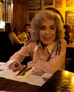 Ana Pauls Instagram - Feliz cumple, Mamirta!
Me encanta celebrar tu cumpleaños. Y vannnnn
Reina indiscutida de la comedia, modelo de mujer que se hizo de ajoba, independiente, girl boss, libre, profunda, sabia. Todo lo que no soy. Todavía tengo mucho que aprender de vos así que te tocará cumplir muchos años más. Spoiler alert: puede que no aprenda nunca. 
Te amo, te admiro, te celebro y te honro. 
Gracias por ser mamushka 💗