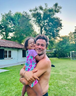 Ana Pauls Instagram - Feliz cumple Gastee de mi cuore! 
Rey de la espuma, de las fiestas pileteras, de las caídas y las levantadas, del Botox en los labios, de los espejos, del amor, de la hermandad. 
Que buenardo reencontrarnos en la pista de baile. Te extrañaba
Que tengas un año a tu altura. Grandioso y gracioso. 
Te amo y te regalo lo mejor que alguien podría recibir. Mi presencia en tu vida. Invaluable. El presupuesto tampoco daba para más. Y el lugar donde iba a comprar tu regalo está cerrado hasta el 20. 
Que este año nos encuentre como corresponde, bailando y celebrando la vida en toda su intensidad. 
Brindo por vos, por tu magia y un año de muchos abrazos presenciales. 
Te amamos Gasturri ❤️