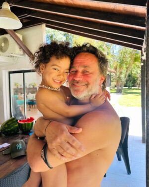 Ana Pauls Instagram - Feliz cumple Gastee de mi cuore! 
Rey de la espuma, de las fiestas pileteras, de las caídas y las levantadas, del Botox en los labios, de los espejos, del amor, de la hermandad. 
Que buenardo reencontrarnos en la pista de baile. Te extrañaba
Que tengas un año a tu altura. Grandioso y gracioso. 
Te amo y te regalo lo mejor que alguien podría recibir. Mi presencia en tu vida. Invaluable. El presupuesto tampoco daba para más. Y el lugar donde iba a comprar tu regalo está cerrado hasta el 20. 
Que este año nos encuentre como corresponde, bailando y celebrando la vida en toda su intensidad. 
Brindo por vos, por tu magia y un año de muchos abrazos presenciales. 
Te amamos Gasturri ❤️