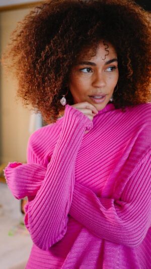 Ana Sofia Martins Instagram - PUB | GRWM… mas com um cabelo sempre on point! 
 
Look? Check. Maquilhagem? Check. Acessórios? Check. Cabelo? Ah, esse está sempre pronto! 
 
Com Nutrisse 4.3 Castanho Dourado, não há bad hair days – só cor intensa, 100% cobertura de brancos e aquele brilho de quem sabe que fez a escolha certa! Tudo graças à fórmula com 5 óleos naturais que nutrem enquanto pintam.
#UmaCorÚnicaComoTu #GarnierHaircolor #GoGreenComGarnier #GreenBeauty
@garnierportugal