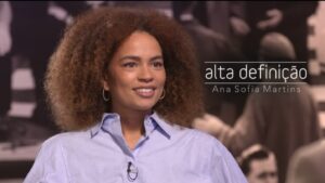 Ana Sofia Martins Instagram - Já está! Há muito tempo que não dava uma entrevista em que partilhasse tanto sobre a pessoa que fui, a que sou e a que ainda espero vir a ser. O Daniel conduziu a entrevista com a mestria que lhe é habitual, levando-me a lugares de vulnerabilidade e de memórias que me acompanharão o resto da vida. 
Agradeço o convite ao "Alta Definição" , esta onda de carinho que tenho recebido nos últimos dias é reconfortante.
Obrigada também a todos os que me enviaram mensagens. 
Agora já sabem o que dizem os "meujólhus" 👁👁 😅