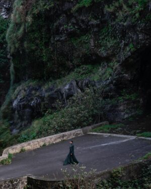 Ana Varela Instagram - Perdidos na poderosa ilha da Madeira, deixámo-nos envolver pelo lado sombra e só a falta do piano nos lembra que não estamos num filme da Jane Campion. 

Em jeito de #tbt volto hoje a esta produção da @edit__magazine__revista__edit . Um trabalho lindo, assinado pela minha amiga do coração @_mariavasconcelos , onde conheci os maravilhosos @sergio.onze e @tomperdigao .

Estas são as minhas fotografias preferidas. Qual escolhem? 1, 2, 3, 4 ou 5? 🖤

Key-words: #shadow #drama #acting #deeper #soul #power and #nature