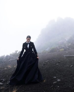 Ana Varela Instagram - Perdidos na poderosa ilha da Madeira, deixámo-nos envolver pelo lado sombra e só a falta do piano nos lembra que não estamos num filme da Jane Campion. 

Em jeito de #tbt volto hoje a esta produção da @edit__magazine__revista__edit . Um trabalho lindo, assinado pela minha amiga do coração @_mariavasconcelos , onde conheci os maravilhosos @sergio.onze e @tomperdigao .

Estas são as minhas fotografias preferidas. Qual escolhem? 1, 2, 3, 4 ou 5? 🖤

Key-words: #shadow #drama #acting #deeper #soul #power and #nature