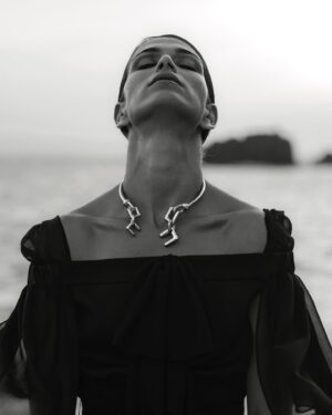 Ana Varela Instagram - Perdidos na poderosa ilha da Madeira, deixámo-nos envolver pelo lado sombra e só a falta do piano nos lembra que não estamos num filme da Jane Campion. 

Em jeito de #tbt volto hoje a esta produção da @edit__magazine__revista__edit . Um trabalho lindo, assinado pela minha amiga do coração @_mariavasconcelos , onde conheci os maravilhosos @sergio.onze e @tomperdigao .

Estas são as minhas fotografias preferidas. Qual escolhem? 1, 2, 3, 4 ou 5? 🖤

Key-words: #shadow #drama #acting #deeper #soul #power and #nature