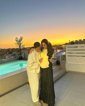 Anabel Pantoja Instagram - Enero ya pasó 💪🏽 Seguimos 🙏🏼 
GRACIAS a todos los que estuvisteis en esas salas con nosotros, acompañándonos, dándonos un abrazo, o matando el tiempo … ( allí hicimos la familia aún más grande) 
Vuestras comidas y cenas, Tella, Carmen, Titos, Ani, Leti… que nos supieron a gloria bendita 💔
Mamá, Fernando, suegros, gracias por ese equipazo y ese apoyo infinito 🙏🏼
Al equipo de la UMI, y la tercera y cuarta planta por su amor, respeto y cariño ( jamás os olvidaré).
Al equipo de Limpieza, Mantenimiento por su maravilloso corazón al verme durmiendo en los sofás ( sois únicos)
A los Papis de los peques, allí me ayudasteis a levantarme, a saber ser Madre y luchar, gracias por vuestras charlas y palabras de ánimos, ante vuestra situación, sois unos campeones, ojalá volvernos a ver todos en la playa, o en el parque con nuestros HÉROES 👼🏻💪🏽