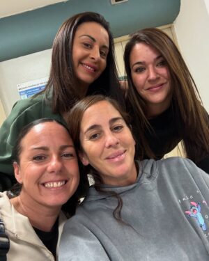 Anabel Pantoja Instagram - Enero ya pasó 💪🏽 Seguimos 🙏🏼 
GRACIAS a todos los que estuvisteis en esas salas con nosotros, acompañándonos, dándonos un abrazo, o matando el tiempo … ( allí hicimos la familia aún más grande) 
Vuestras comidas y cenas, Tella, Carmen, Titos, Ani, Leti… que nos supieron a gloria bendita 💔
Mamá, Fernando, suegros, gracias por ese equipazo y ese apoyo infinito 🙏🏼
Al equipo de la UMI, y la tercera y cuarta planta por su amor, respeto y cariño ( jamás os olvidaré).
Al equipo de Limpieza, Mantenimiento por su maravilloso corazón al verme durmiendo en los sofás ( sois únicos)
A los Papis de los peques, allí me ayudasteis a levantarme, a saber ser Madre y luchar, gracias por vuestras charlas y palabras de ánimos, ante vuestra situación, sois unos campeones, ojalá volvernos a ver todos en la playa, o en el parque con nuestros HÉROES 👼🏻💪🏽