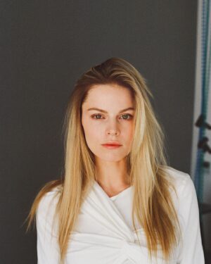 Anastasiya Stezhko Instagram - Нет ничего честнее пленочной фотографии… Совсем свежие снимки, которые сделал @maxim.somnia пару дней назад 📷 Пока снимали, говорили о живописи, культуре, конечно, о фотографии, о том, как важно задаваться вопросами, искать своих людей и как не погасить в себе любовь к творчеству, суметь найти баланс между коммерцией и тем, что приносит радость 🫶🏻

Перед съемкой ничего не успела сделать с волосами, макияж за пять минут, личный гардероб без стилиста. А в итоге - живые, естественные и при этом красивые кадры 😍 Магия пленки, хорошего света и толковых рук @maxim.somnia 😜
