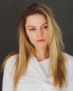 Anastasiya Stezhko Instagram - Нет ничего честнее пленочной фотографии… Совсем свежие снимки, которые сделал @maxim.somnia пару дней назад 📷 Пока снимали, говорили о живописи, культуре, конечно, о фотографии, о том, как важно задаваться вопросами, искать своих людей и как не погасить в себе любовь к творчеству, суметь найти баланс между коммерцией и тем, что приносит радость 🫶🏻

Перед съемкой ничего не успела сделать с волосами, макияж за пять минут, личный гардероб без стилиста. А в итоге - живые, естественные и при этом красивые кадры 😍 Магия пленки, хорошего света и толковых рук @maxim.somnia 😜