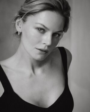 Anastasiya Stezhko Instagram - История одного маленького черного платья…
Ваши ассоциации?)

Photo @korolek_photo 
Mua @tatyanakayamakeup