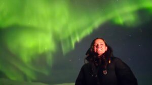 Andrea Aristegui Instagram - El sueño que tenía de hace mucho tiempo de observar auroras boreales no se compara a la experiencia sobrecogedora que viví hoy bajo el cielo de Tromsø. Una vez más me siento una agradecida de la vida y recibo esta noche como una nueva señal de fortuna y buenas energías. Un abrazo desde el polo norte y nos vemos pronto! 💚💚💚