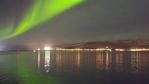 Andrea Aristegui Instagram - El sueño que tenía de hace mucho tiempo de observar auroras boreales no se compara a la experiencia sobrecogedora que viví hoy bajo el cielo de Tromsø. Una vez más me siento una agradecida de la vida y recibo esta noche como una nueva señal de fortuna y buenas energías. Un abrazo desde el polo norte y nos vemos pronto! 💚💚💚