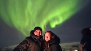 Andrea Aristegui Instagram - El sueño que tenía de hace mucho tiempo de observar auroras boreales no se compara a la experiencia sobrecogedora que viví hoy bajo el cielo de Tromsø. Una vez más me siento una agradecida de la vida y recibo esta noche como una nueva señal de fortuna y buenas energías. Un abrazo desde el polo norte y nos vemos pronto! 💚💚💚