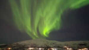 Andrea Aristegui Instagram - El sueño que tenía de hace mucho tiempo de observar auroras boreales no se compara a la experiencia sobrecogedora que viví hoy bajo el cielo de Tromsø. Una vez más me siento una agradecida de la vida y recibo esta noche como una nueva señal de fortuna y buenas energías. Un abrazo desde el polo norte y nos vemos pronto! 💚💚💚