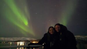Andrea Aristegui Instagram - El sueño que tenía de hace mucho tiempo de observar auroras boreales no se compara a la experiencia sobrecogedora que viví hoy bajo el cielo de Tromsø. Una vez más me siento una agradecida de la vida y recibo esta noche como una nueva señal de fortuna y buenas energías. Un abrazo desde el polo norte y nos vemos pronto! 💚💚💚