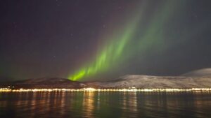 Andrea Aristegui Instagram - El sueño que tenía de hace mucho tiempo de observar auroras boreales no se compara a la experiencia sobrecogedora que viví hoy bajo el cielo de Tromsø. Una vez más me siento una agradecida de la vida y recibo esta noche como una nueva señal de fortuna y buenas energías. Un abrazo desde el polo norte y nos vemos pronto! 💚💚💚