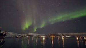 Andrea Aristegui Instagram - El sueño que tenía de hace mucho tiempo de observar auroras boreales no se compara a la experiencia sobrecogedora que viví hoy bajo el cielo de Tromsø. Una vez más me siento una agradecida de la vida y recibo esta noche como una nueva señal de fortuna y buenas energías. Un abrazo desde el polo norte y nos vemos pronto! 💚💚💚