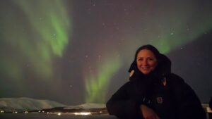 Andrea Aristegui Instagram - El sueño que tenía de hace mucho tiempo de observar auroras boreales no se compara a la experiencia sobrecogedora que viví hoy bajo el cielo de Tromsø. Una vez más me siento una agradecida de la vida y recibo esta noche como una nueva señal de fortuna y buenas energías. Un abrazo desde el polo norte y nos vemos pronto! 💚💚💚
