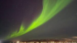 Andrea Aristegui Instagram - El sueño que tenía de hace mucho tiempo de observar auroras boreales no se compara a la experiencia sobrecogedora que viví hoy bajo el cielo de Tromsø. Una vez más me siento una agradecida de la vida y recibo esta noche como una nueva señal de fortuna y buenas energías. Un abrazo desde el polo norte y nos vemos pronto! 💚💚💚
