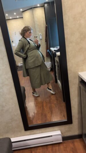 Andrea Brooks Instagram - Watch me grow a baby during the filming of season 12 (and NO my character is not pregnant 😆)!

See you tonight for the When Calls the Heart season premiere on @hallmarkchannel! #hearties ❤️