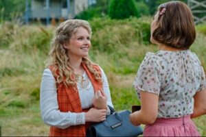 Andrea Brooks Instagram - Take a shot every time you see Faith holding a prop… No! Wait! Don’t! the results would be disastrous! 

Feeling super grateful to be a part of another fun season of WCTH! Bump hiding and all! See ya on 📺 January 5th!

#hearties @hallmarkchannel