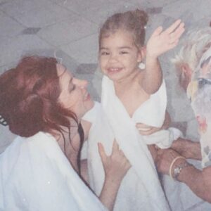 Andrea Del Boca Instagram - Hace 24 años nos vimos por primera vez.
Llegaste mientras LuisMi te cantaba ‘Sueña’. Te miré esos ojitos y descubrí el amor incondicional. 
Anna, SOS un Ser de Luz.!!
Verdadera, integra, sabia, inteligente, talentosa, divertida, generosa, solidaria, auténtica, intensa, romántica, exótica, sexy, ingeniosa, profunda, apasionada, singular y la lista sigue para los que tenemos el placer de conocerte. 
SOS MI ORGULLO.!!
Gracias por elegirme como Mamá.!! 
Por muchas más aventuras disfrutadas a tu lado.!!
SIEMPRE JUNTAS.!!
TE AMO SIEMPRE..!!! 💞💞