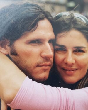 Andrea Frigerio Instagram - Un nuevo 14 de Febrero ♥️♥️♥️♥️ con @lucasbocchino , mi gran amor desde hace 33 años. 
La primera foto es la tapa de la Revista Caras de 1993. Cuando pusieron ese título los llame a @hectormaugeri y a @lilycastano ,Directores de la Revista ,enojadísima !!! Como van a poner una cosa así!!!! Recién nos conocemos!🤣🤣🤣🤣🤣🤣🤣 
Nos casamos dos veces, hicimos una gran familia y somos inmensamente felices.
Recomiendo estar enamorada♥️

♥️♥️♥️♥️♥️♥️
#sanvalentin