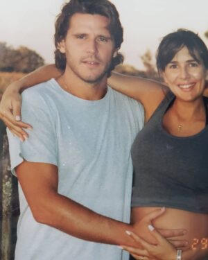 Andrea Frigerio Instagram - Un nuevo 14 de Febrero ♥️♥️♥️♥️ con @lucasbocchino , mi gran amor desde hace 33 años. 
La primera foto es la tapa de la Revista Caras de 1993. Cuando pusieron ese título los llame a @hectormaugeri y a @lilycastano ,Directores de la Revista ,enojadísima !!! Como van a poner una cosa así!!!! Recién nos conocemos!🤣🤣🤣🤣🤣🤣🤣 
Nos casamos dos veces, hicimos una gran familia y somos inmensamente felices.
Recomiendo estar enamorada♥️

♥️♥️♥️♥️♥️♥️
#sanvalentin