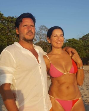 Andrea Frigerio Instagram - Un nuevo 14 de Febrero ♥️♥️♥️♥️ con @lucasbocchino , mi gran amor desde hace 33 años. 
La primera foto es la tapa de la Revista Caras de 1993. Cuando pusieron ese título los llame a @hectormaugeri y a @lilycastano ,Directores de la Revista ,enojadísima !!! Como van a poner una cosa así!!!! Recién nos conocemos!🤣🤣🤣🤣🤣🤣🤣 
Nos casamos dos veces, hicimos una gran familia y somos inmensamente felices.
Recomiendo estar enamorada♥️

♥️♥️♥️♥️♥️♥️
#sanvalentin