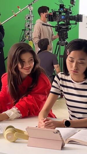 Andrea Kevichusa Instagram - 🫣Cute lil’ behind the scenes.❤️
@cocacola @newjeans_official