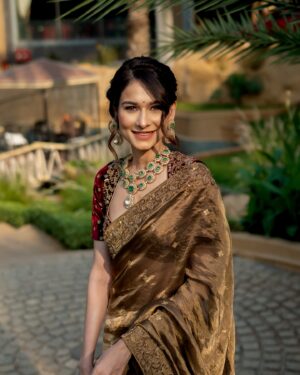 Aneri Vajani Instagram - Accepting Ristas😌!!! Anyone?😅
 
 
 
 
Styled by : @priyavajani 
Makeup : @saakshimua 
Hair : @zohraabbas_hair 
Saree :- @richaahluwaliaofficial 
@thegoodshowindia 
Jewllery:- @sonisapphire 
📸 : @onemoreframee 
 
 
 
 
#anerivajani #schoolfriendswedding #sareelove #weddingphotography #weddingseason #meripatanahikabhogi #gratitude #love #faith
