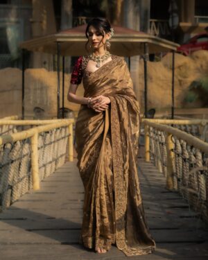Aneri Vajani Instagram - Accepting Ristas😌!!! Anyone?😅
 
 
 
 
Styled by : @priyavajani 
Makeup : @saakshimua 
Hair : @zohraabbas_hair 
Saree :- @richaahluwaliaofficial 
@thegoodshowindia 
Jewllery:- @sonisapphire 
📸 : @onemoreframee 
 
 
 
 
#anerivajani #schoolfriendswedding #sareelove #weddingphotography #weddingseason #meripatanahikabhogi #gratitude #love #faith