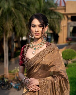 Aneri Vajani Instagram - Accepting Ristas😌!!! Anyone?😅
 
 
 
 
Styled by : @priyavajani 
Makeup : @saakshimua 
Hair : @zohraabbas_hair 
Saree :- @richaahluwaliaofficial 
@thegoodshowindia 
Jewllery:- @sonisapphire 
📸 : @onemoreframee 
 
 
 
 
#anerivajani #schoolfriendswedding #sareelove #weddingphotography #weddingseason #meripatanahikabhogi #gratitude #love #faith