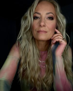 Angela Finger-Erben Instagram - Tag 11 💜 Ich hab die Haare schön! #ibes #dschungel #diestundedanach #dsd #style by @marcel_joel_makeupartist @annika.stylist #team #best