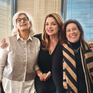 Angela Gerekou Instagram - Από την κοπή της πίτας σήμερα στο γραφείο μου, στον ΕΟΤ, μαζί με τους συνεργάτες μου.
Καλή , γεμάτη υγεία, δημιουργία και επιτυχίες χρόνια σε  όλους ! 🎉2025
Μια νέα χρονιά με  αέρα ανανέωσης, γεμάτη προκλήσεις που θα μας ωθήσουν να ξεπεράσουμε τα όριά μας και να ανακαλύψουμε νέες δυνατότητες.
 Μια ευκαιρία για αλλαγές, τόσο εξωτερικές όσο και εσωτερικές, που θα μας επιτρέψουν να εξελιχθούμε και να χτίσουμε μια πιο δυνατή και γεμάτη νόημα καθημερινότητα. 
 Ας αγκαλιάσουμε λοιπόν τη νέα αυτή χρονιά με αισιοδοξία και αποφασιστικότητα, δίνοντας τον καλύτερο εαυτό μας σε κάθε νέα αρχή!🙏 

#2025 #newyear #AngelaGerekou #gnto #president #ΕΟΤ