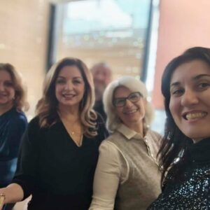 Angela Gerekou Instagram - Από την κοπή της πίτας σήμερα στο γραφείο μου, στον ΕΟΤ, μαζί με τους συνεργάτες μου.
Καλή , γεμάτη υγεία, δημιουργία και επιτυχίες χρόνια σε  όλους ! 🎉2025
Μια νέα χρονιά με  αέρα ανανέωσης, γεμάτη προκλήσεις που θα μας ωθήσουν να ξεπεράσουμε τα όριά μας και να ανακαλύψουμε νέες δυνατότητες.
 Μια ευκαιρία για αλλαγές, τόσο εξωτερικές όσο και εσωτερικές, που θα μας επιτρέψουν να εξελιχθούμε και να χτίσουμε μια πιο δυνατή και γεμάτη νόημα καθημερινότητα. 
 Ας αγκαλιάσουμε λοιπόν τη νέα αυτή χρονιά με αισιοδοξία και αποφασιστικότητα, δίνοντας τον καλύτερο εαυτό μας σε κάθε νέα αρχή!🙏 

#2025 #newyear #AngelaGerekou #gnto #president #ΕΟΤ