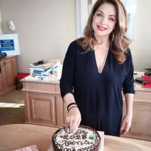 Angela Gerekou Instagram - Από την κοπή της πίτας σήμερα στο γραφείο μου, στον ΕΟΤ, μαζί με τους συνεργάτες μου.
Καλή , γεμάτη υγεία, δημιουργία και επιτυχίες χρόνια σε  όλους ! 🎉2025
Μια νέα χρονιά με  αέρα ανανέωσης, γεμάτη προκλήσεις που θα μας ωθήσουν να ξεπεράσουμε τα όριά μας και να ανακαλύψουμε νέες δυνατότητες.
 Μια ευκαιρία για αλλαγές, τόσο εξωτερικές όσο και εσωτερικές, που θα μας επιτρέψουν να εξελιχθούμε και να χτίσουμε μια πιο δυνατή και γεμάτη νόημα καθημερινότητα. 
 Ας αγκαλιάσουμε λοιπόν τη νέα αυτή χρονιά με αισιοδοξία και αποφασιστικότητα, δίνοντας τον καλύτερο εαυτό μας σε κάθε νέα αρχή!🙏 

#2025 #newyear #AngelaGerekou #gnto #president #ΕΟΤ