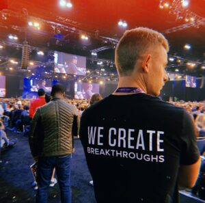 Angela Sarafyan Instagram - Thank you @tonyrobbins ✨💫 And sweet @nina for inviting me. Loved experiencing this with you! 👯💛