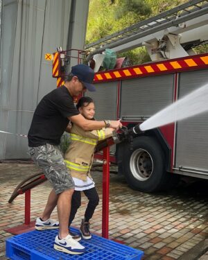 Angela Tong Instagram - What a fun day!! The kids loved all the demos and displays at Fire and Ambulance services academy!! Isabella especially loved the water hose…💦💦💦💦😃😃😄!! 

Thank you Uncle Q and to all those who serve to make this city a safer place 🚒👩🏻‍🚒🧑🏻‍🚒🚑!! #familyfunday #nardonefamily #nardonegirls #hkfireservices #hkroadandrescue #hkambulatoryservices @hongkongfireservicesdepartment