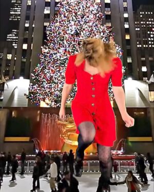 Angela Trimbur Instagram - When the @nytimes asks you a few advice questions on “How to Dance Thru the Holidays”, you run straight  to their office and get in front of that green screen 💚

filmed edited and animated by @arjununcle 
Article by @melenar 
Produced by @talasafie @jolieruben @aliciamdesantis