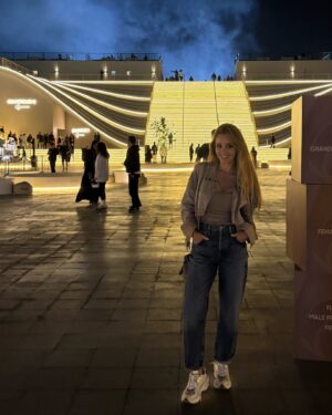 Angelika Revva Instagram - Кристина Агилера, прежняя, мощная, красивая.. Потрясающий концерт.. дочь счастлива, а значит и мама ❤️🙏🏼😂 

@alisarevva
@xtina 🫶
#каникулы