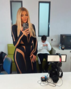 Angeliki Iliadi Instagram - Μια υπέροχη συνάντηση , μια υπέροχη βραδιά! @grigorisarnaoutoglou.official ❤️ @ant1tv  @the2nightshow_ant1tv  Coming Soon!
#the2nightshow #the2nightshow_ant1 #christmasnight #interview #beautifulnight